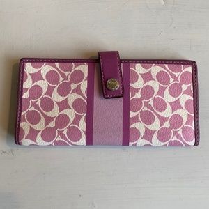 Coach Multi Wallet in Rose Signature pattern w/tag